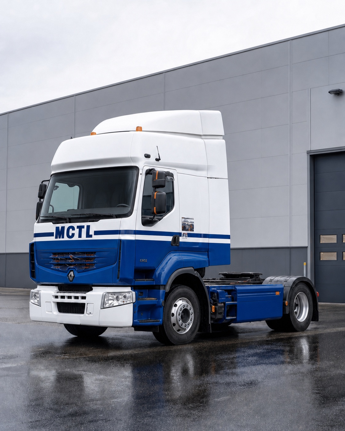 Camion Renault MCTL bleu et blanc